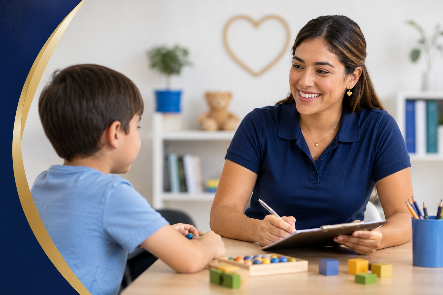 Técnica en conducta registrada trabajando uno a uno con un niño durante una sesión de terapia